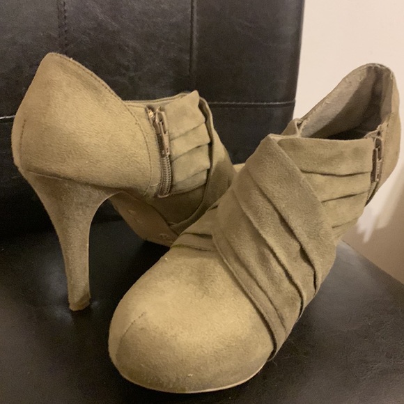 4/$20 Suade tan ankle booties with 4 inch heel by Massimo-9.5 - Picture 8 of 8